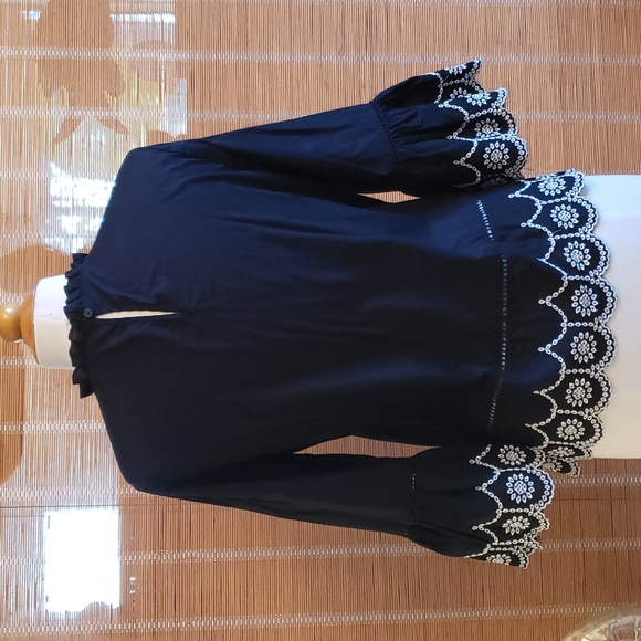 Gap Black & White Embroidered 3/4 Bell Sleeve Top Size Medium - Picture 3 of 12